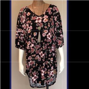 L&B Curvy Floral Top